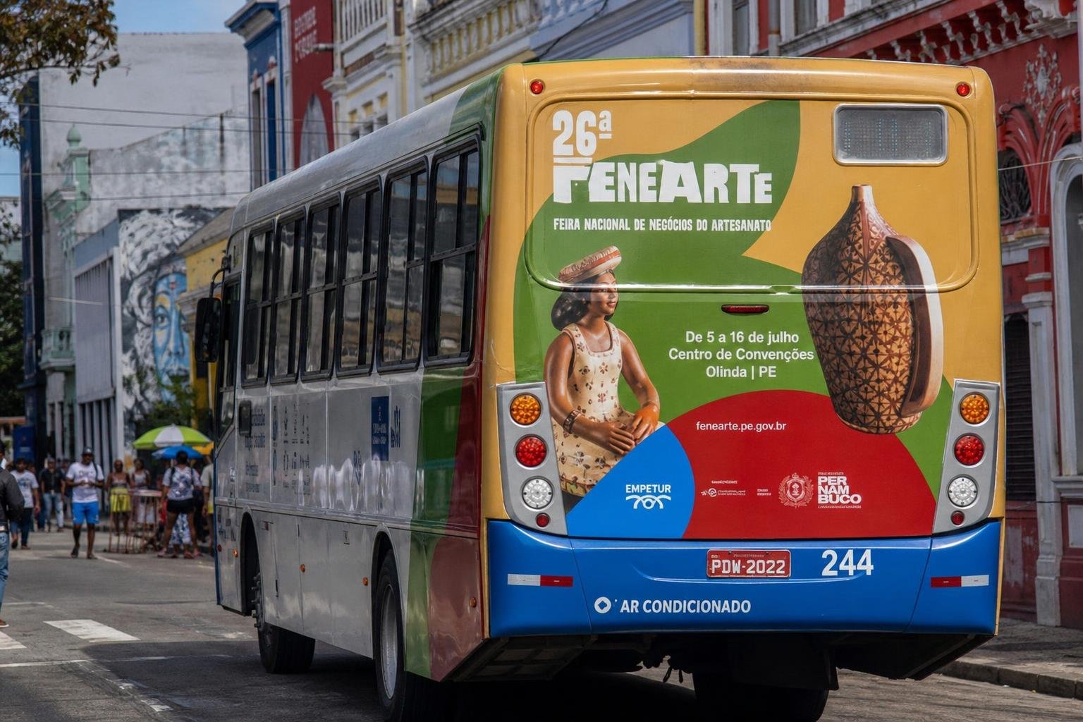 USANDO BUSDOORS PARA ALAVANCAR MARCAS DURANTE A 26ª FENEARTE EM OLINDA COM PE OUTDOOR