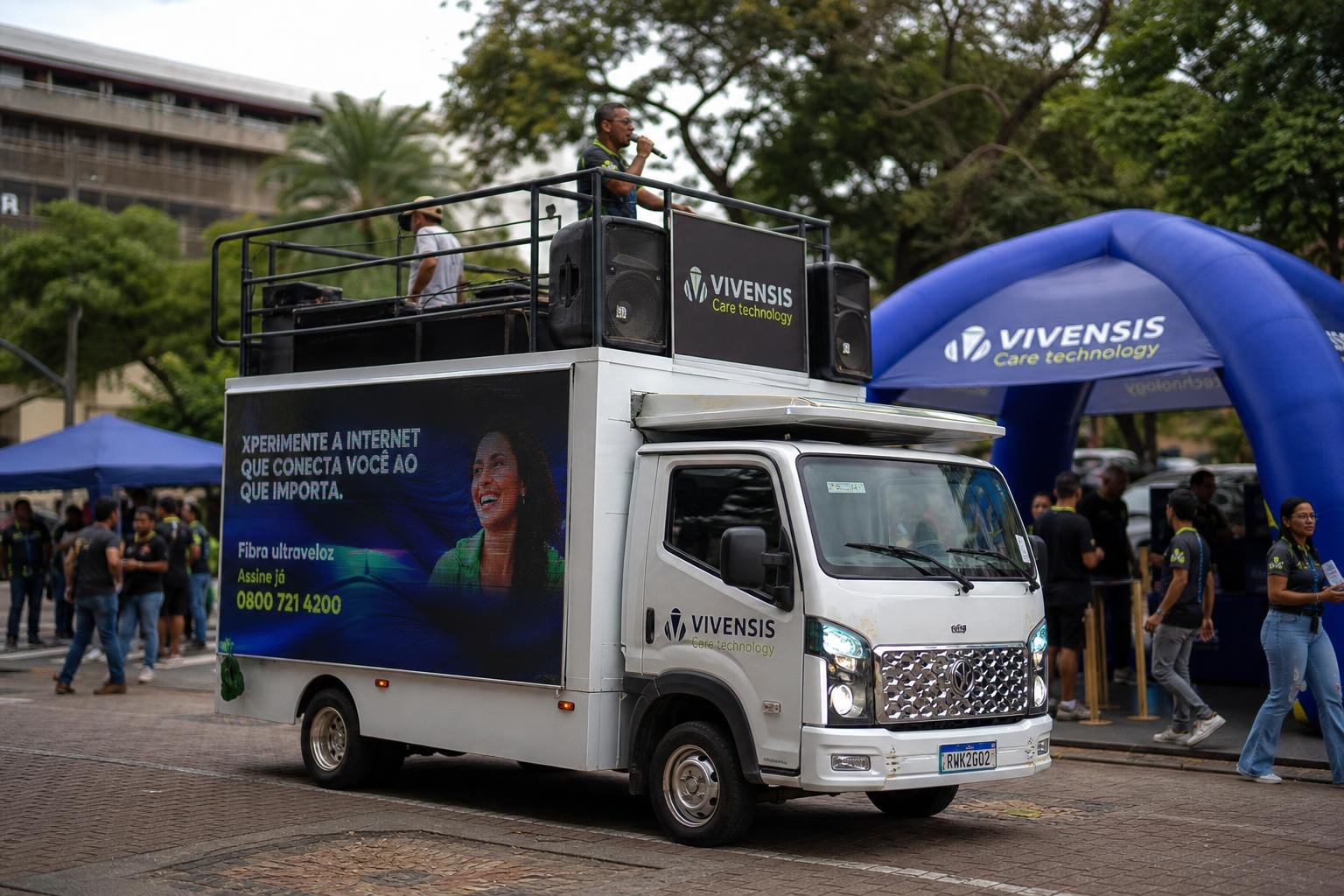 USO DE MINI TRIO ELÉTRICO PARA LANÇAMENTOS EM EVENTOS DE MÍDIA SONORA ITINERANTE NO BRASIL